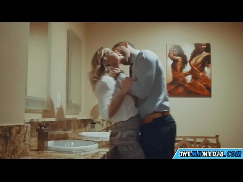 ❤️ Cuando una rubia tetona te seduce en un baño público ❌ Porno fb en es.pornsexer.ru ❌️